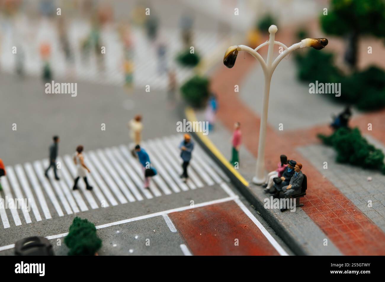 primo piano di piccole persone sedute su sedie nel parco. Foto Stock