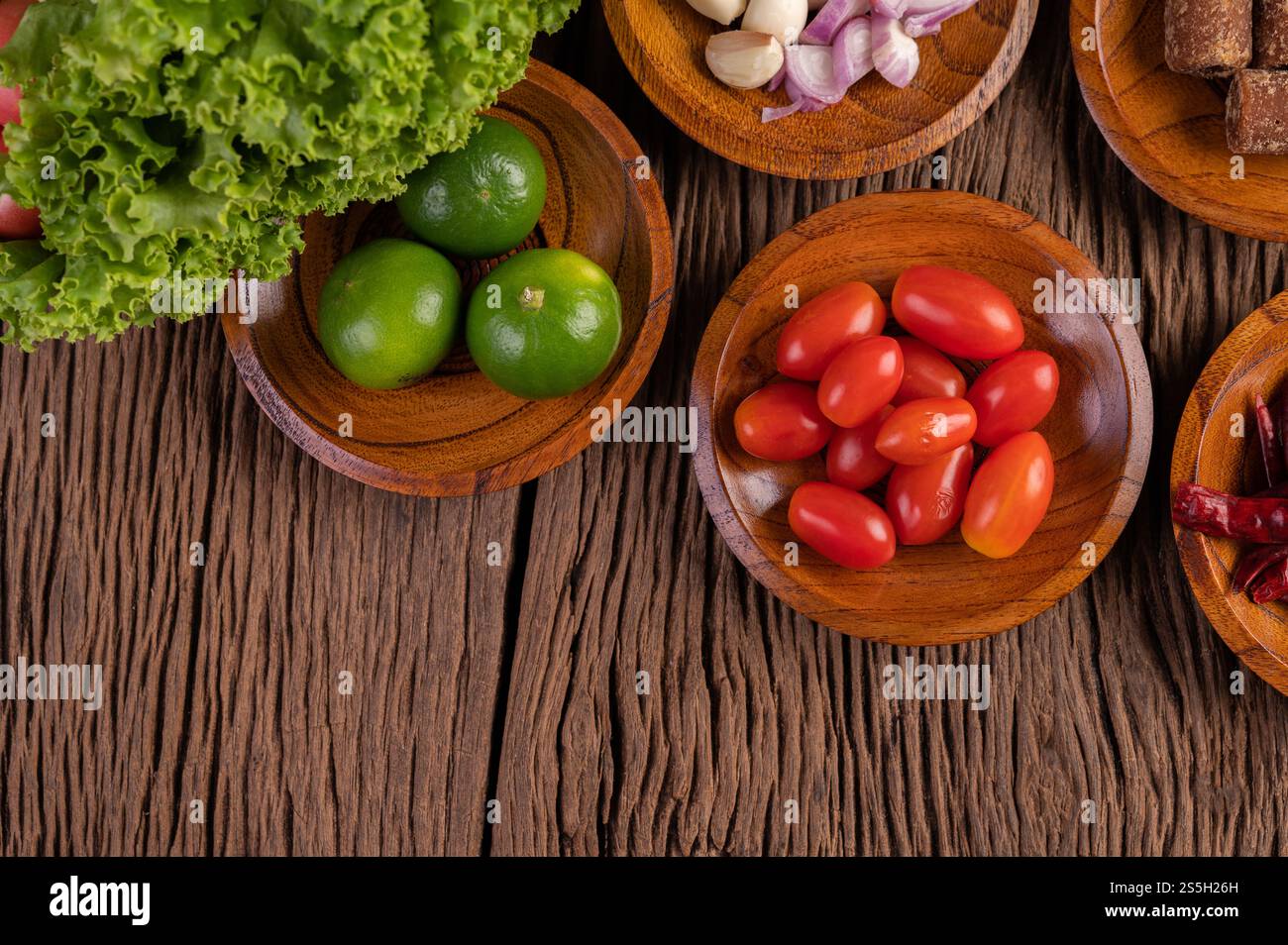 Zucchero di palma, cipolle rosse, peperoni secchi, pomodori, cetrioli, mettere i fagioli lunghi e la lattuga in un recipiente. Foto Stock