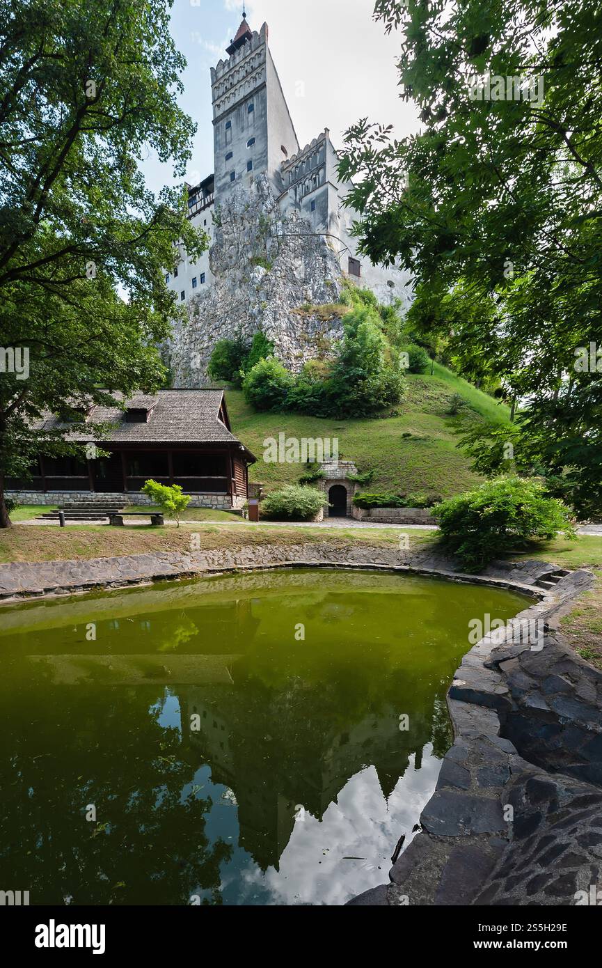 Paesaggio con il castello di Bran e il suo riflesso nello stagno in Romania Foto Stock