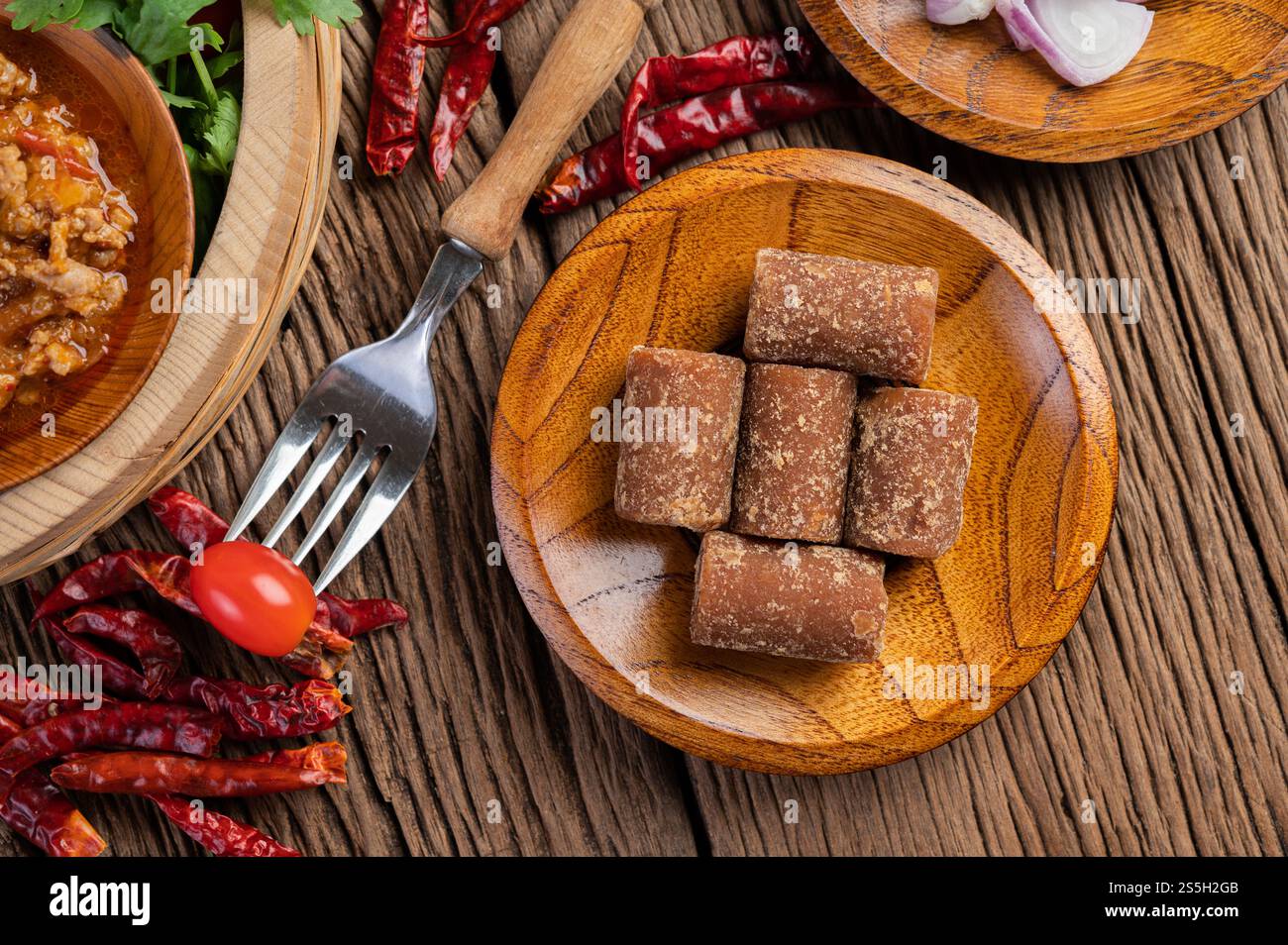 Zucchero di palma, cipolle rosse, peperoni secchi, pomodori, cetrioli, mettere i fagioli lunghi e la lattuga in un recipiente. Foto Stock