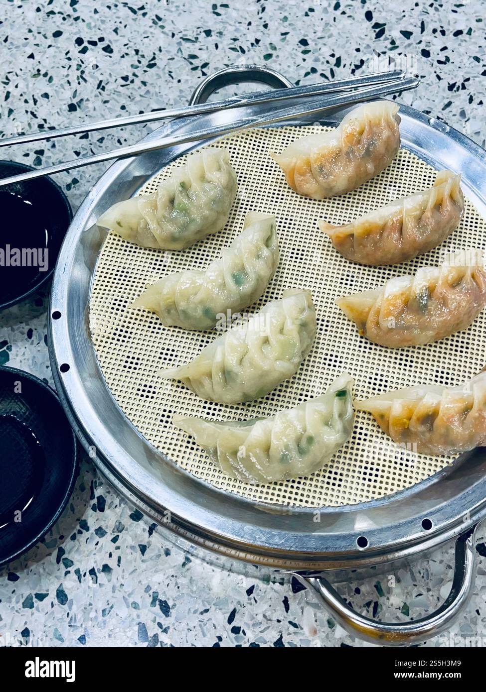 Gnocchi al vapore, maiale e kimchi al ristorante, mercato Namdaemun a Seoul Foto Stock
