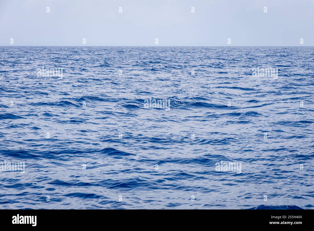 l'acqua serena si riversa sulla superficie dell'oceano di giorno Foto Stock