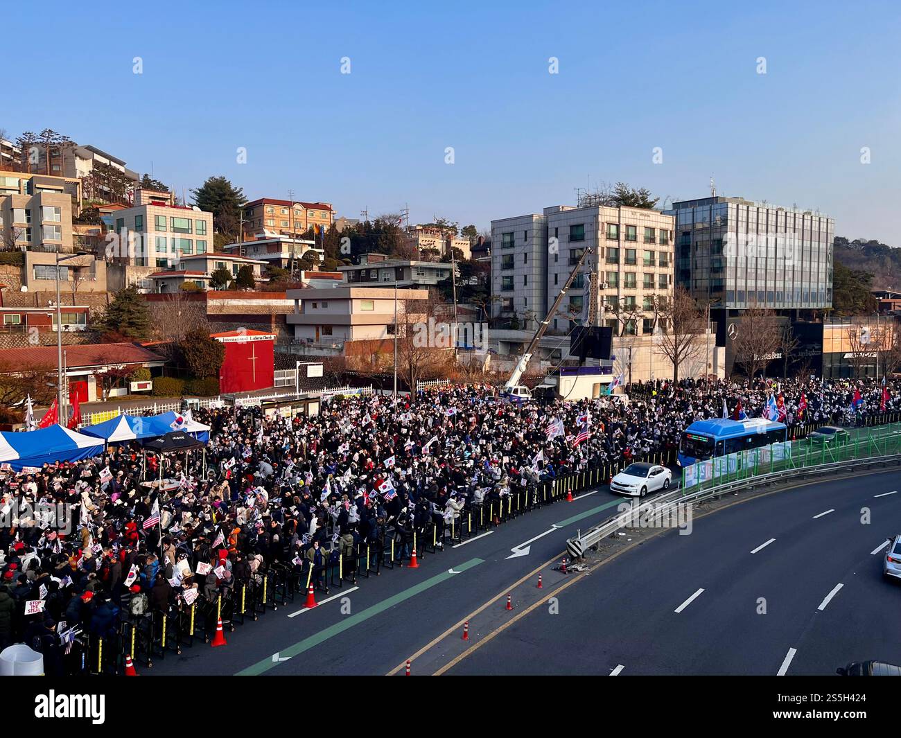 Migliaia di manifestanti sono scesi nelle strade innevate della capitale sudcoreana, Seoul, domenica per radunarsi sia a favore che contro l'arresto di persone accusate Foto Stock