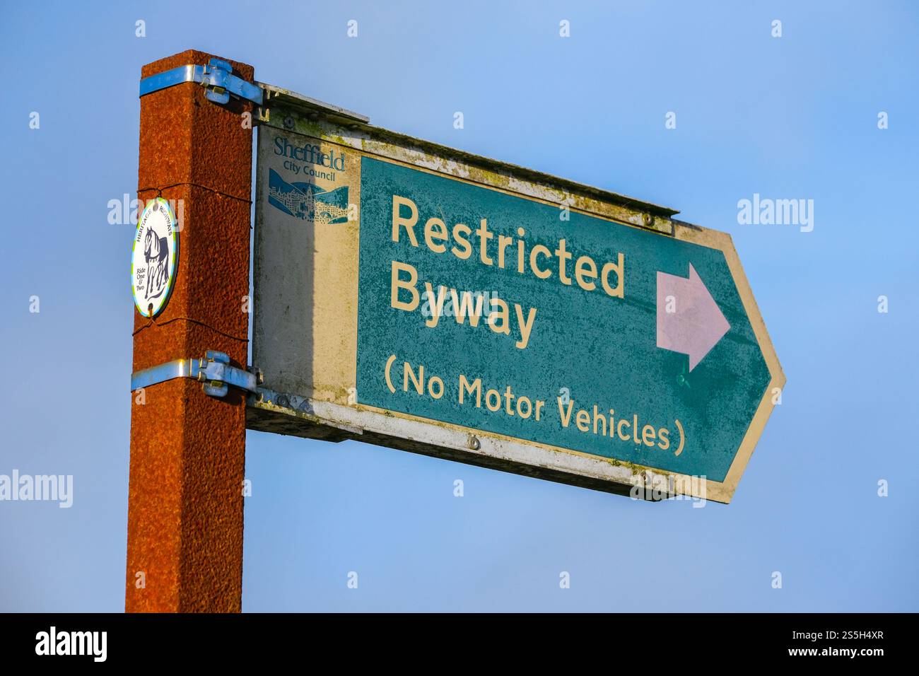 Un cartello Restricted Byway alla periferia di Sheffield, nel South Yorkshire Foto Stock