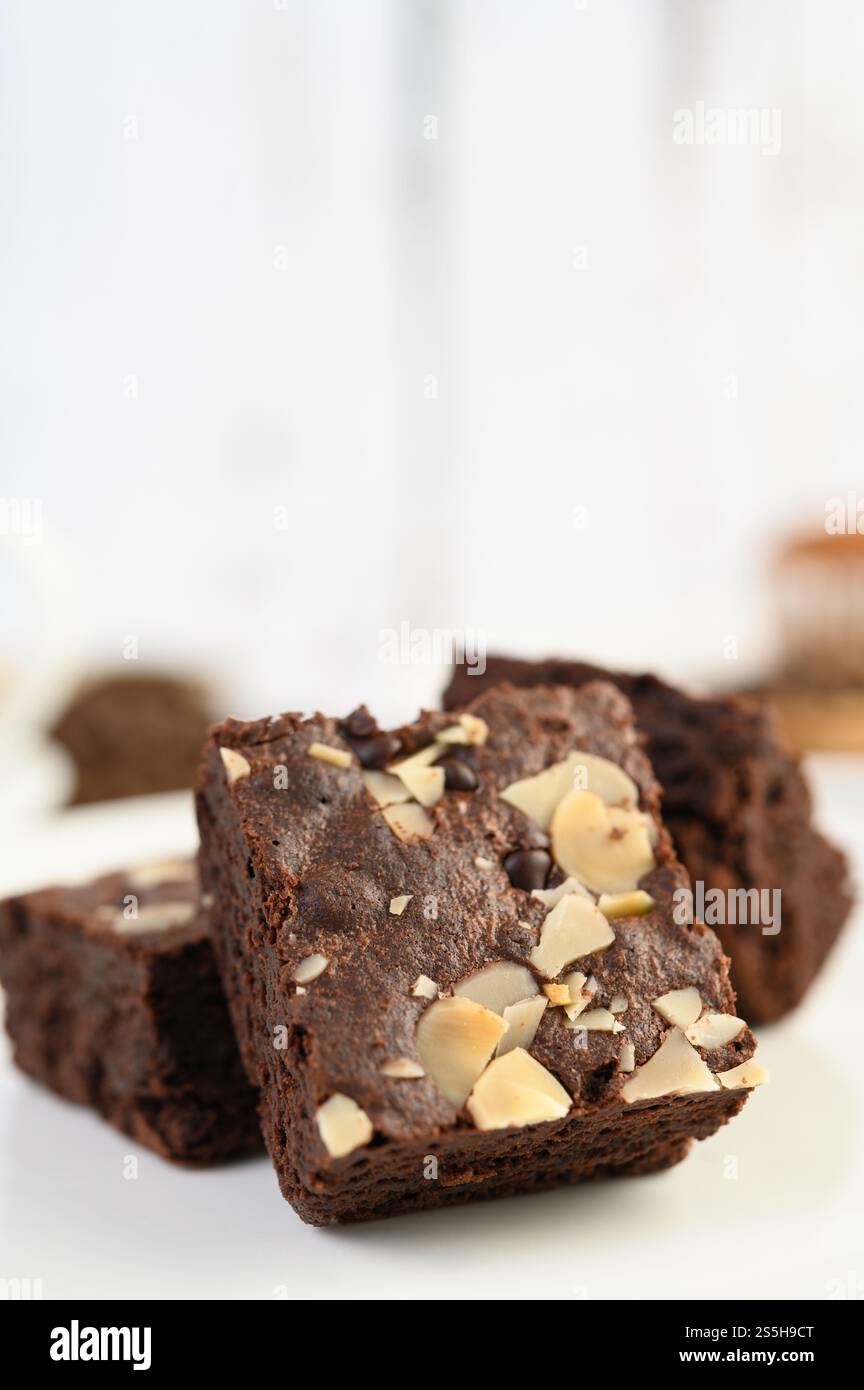 Brownie al cioccolato su un piatto bianco. Messa a fuoco selettiva. Foto Stock