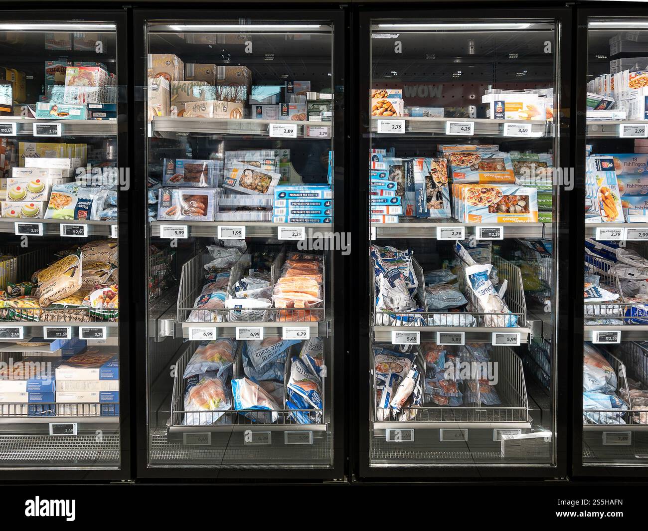 Italia - 14 gennaio 2025: Pesce e alimenti congelati in confezioni esposte negli armadi dei supermercati Aldi Foto Stock