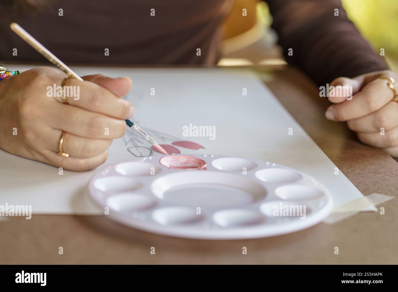 Disegnare da un artista pennello che mescola colore acrilico acquerello pittura ad olio sulla creatività artistica e sulla terapia parziale. Foto Stock