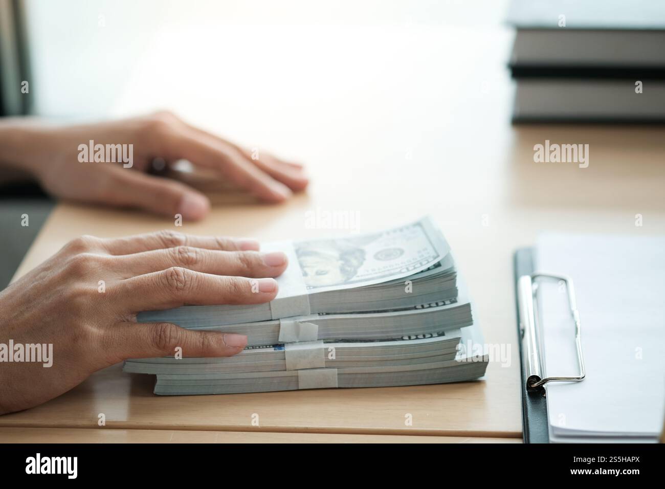 Avvocato Auction bid vendita sentenza mazzuolo con il giudice. Banditore abbattendo la vendita Foto Stock