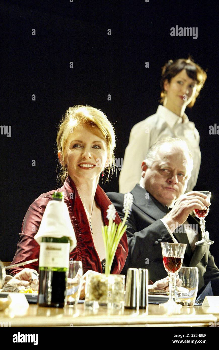l-r: Jane Asher (Else), Robert Pugh (Helge), Ruth Millar (Pia) in FESTEN all'Almeida Theatre, Londra N1 25/03/2004 adattato da David Eldridge dal film e spettacolo teatrale di Thomas Vinterberg, Mogens Rukov & Bo hr. Musica Hansen: Orlando Gough scenografia: Ian MacNeil costumi: Joan Wadge illuminazione: Jean Kalman regista: Rufus Norris Foto Stock