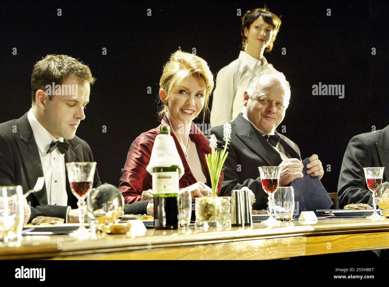 l-r: Jonny Lee Miller (Christian), Jane Asher (Else), Robert Pugh (Helge) con (posteriore) Ruth Millar (Pia) in FESTEN all'Almeida Theatre, Londra N1 25/03/2004 adattato da David Eldridge dal film & play di Thomas Vinterberg, Mogens Rukov & Bo hr. Musica Hansen: Orlando Gough scenografia: Ian MacNeil costumi: Joan Wadge illuminazione: Jean Kalman regista: Rufus Norris Foto Stock