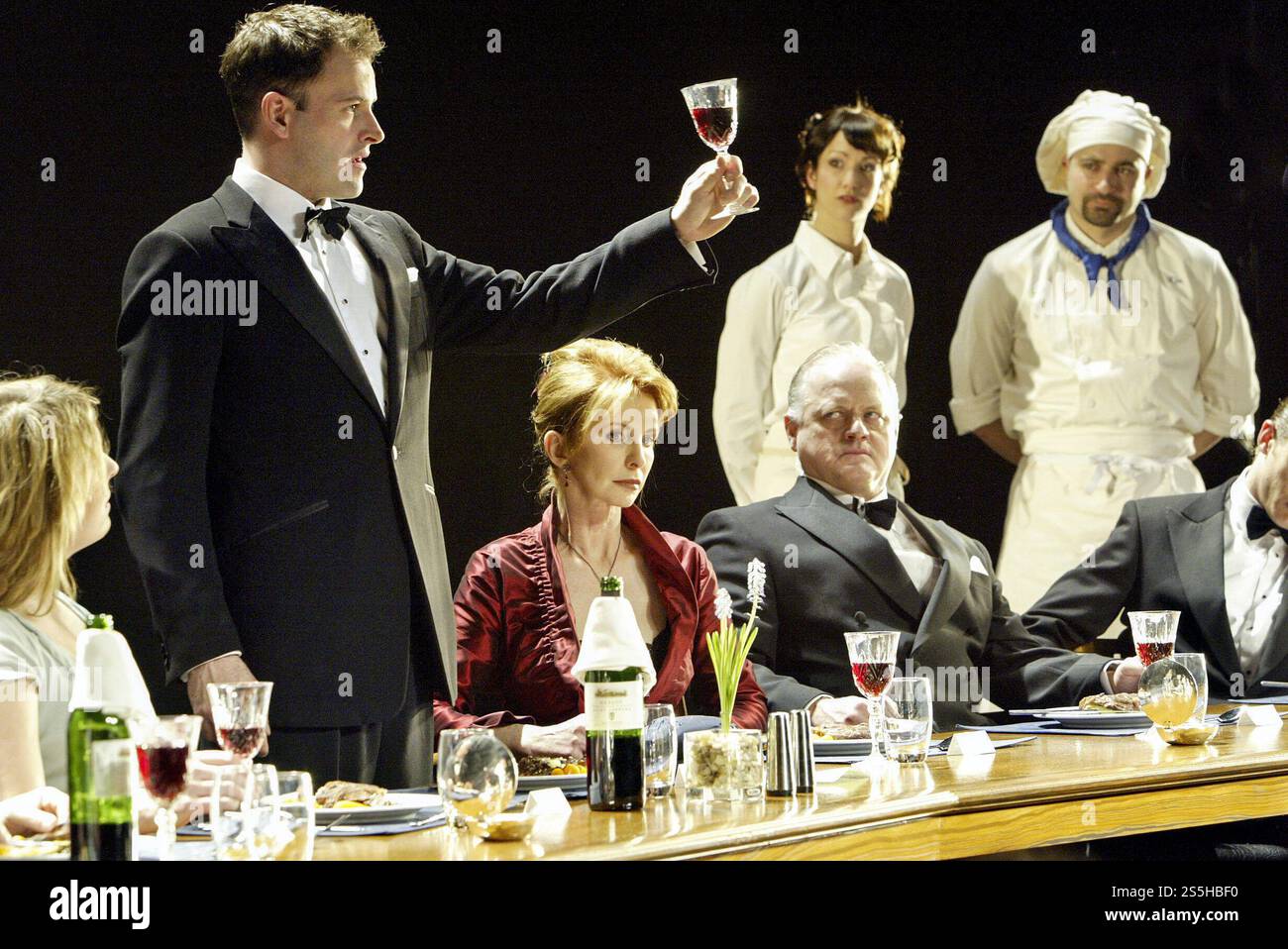 l-r: Claire Rushbrook (Helene), Jonny Lee Miller (Christian), Jane Asher (Else), Robert Pugh (Helge), Ruth Millar (Pia), Gary Oliver (Kim) in FESTEN all'Almeida Theatre, Londra N1 25/03/2004 adattato da David Eldridge dal film & play di Thomas Vinterberg, Mogens Rukov & Bo hr. Musica Hansen: Orlando Gough scenografia: Ian MacNeil costumi: Joan Wadge illuminazione: Jean Kalman regista: Rufus Norris Foto Stock