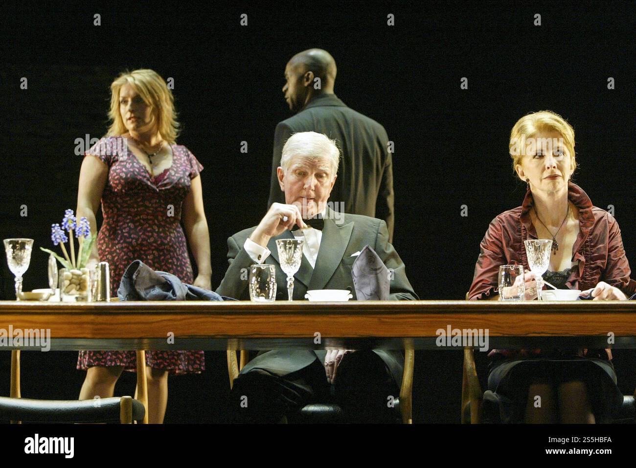 l-r: Claire Rushbrook (Helene), Stephen Moore (Helge), Patrick Robinson (Gbatokai - posteriore), Jane Asher (Else) in FESTEN al Lyric Theatre, Londra W1 23/09/2004 una produzione dell'Almeida Theatre adattata da David Eldridge dal film & play di Thomas Vinterberg, Mogens Rukov & Bo hr. Musica Hansen: Orlando Gough scenografia: Ian MacNeil costumi: Joan Wadge illuminazione: Jean Kalman regista: Rufus Norris Foto Stock