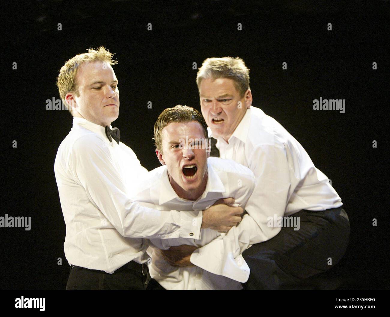 l-r: Rory Kinnear (Michael), Luke Mably (Christian), Michael Thomas (Helmut) in FESTEN al Lyric Theatre, Londra W1 23/09/2004 una produzione dell'Almeida Theatre adattata da David Eldridge dal film & play di Thomas Vinterberg, Mogens Rukov & Bo hr. Musica Hansen: Orlando Gough scenografia: Ian MacNeil costumi: Joan Wadge illuminazione: Jean Kalman regista: Rufus Norris Foto Stock