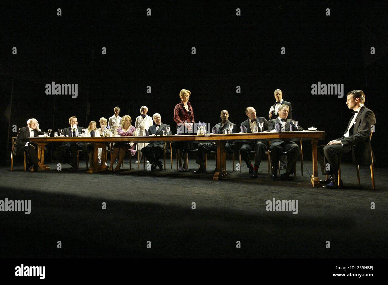 Centro: Stephen Moore (Helge), Jane Asher (Else) estrema destra: Luke Mably (Christian) in FESTEN al Lyric Theatre, Londra W1 23/09/2004 una produzione del Teatro Almeida adattata da David Eldridge dal film e spettacolo di Thomas Vinterberg, Mogens Rukov & Bo hr. Musica Hansen: Orlando Gough scenografia: Ian MacNeil costumi: Joan Wadge illuminazione: Jean Kalman regista: Rufus Norris Foto Stock