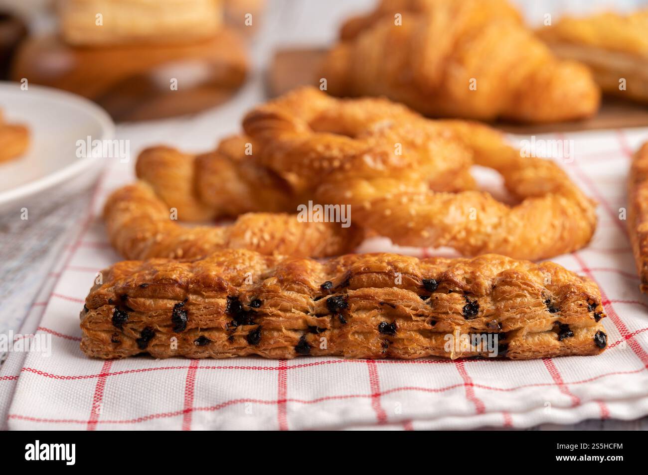 Vari tipi di pane su un panno bianco rosso. Messa a fuoco selettiva. Foto Stock