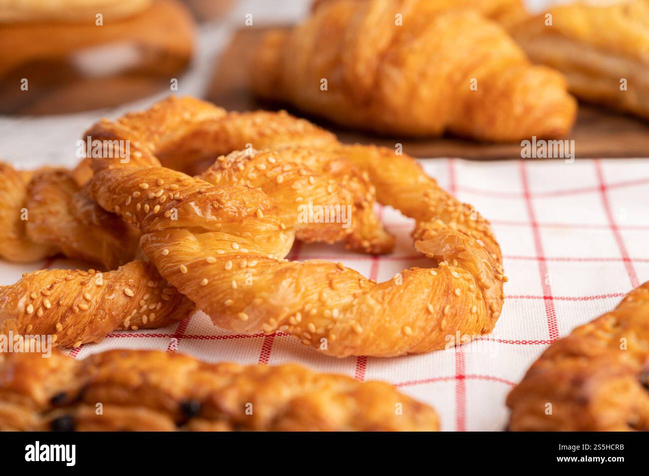 Vari tipi di pane su un panno bianco rosso. Messa a fuoco selettiva. Foto Stock