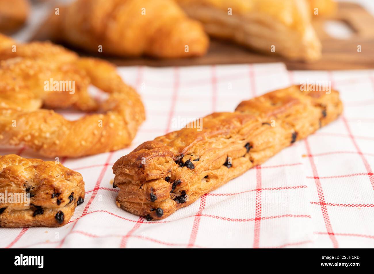 Vari tipi di pane su un panno bianco rosso. Messa a fuoco selettiva. Foto Stock