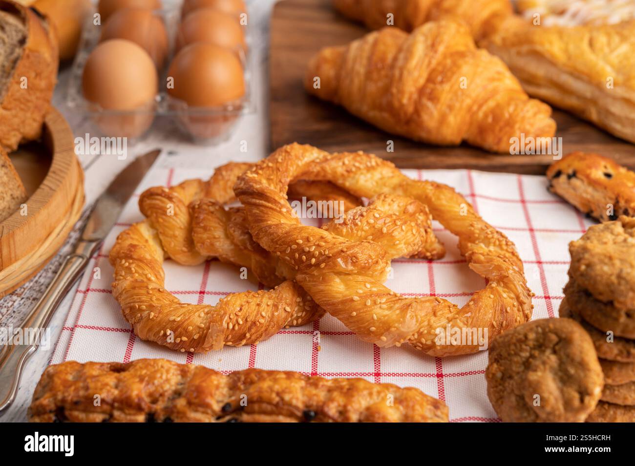 Vari tipi di pane e uova su un panno bianco rosso. Messa a fuoco selettiva. Foto Stock