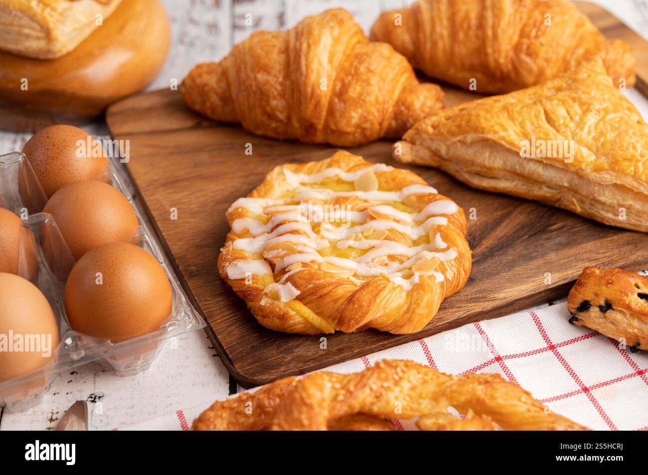Vari tipi di pane e uova su un panno bianco rosso. Messa a fuoco selettiva. Foto Stock