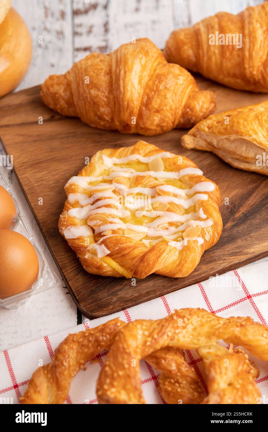 Vari tipi di pane su un panno bianco rosso. Messa a fuoco selettiva. Foto Stock