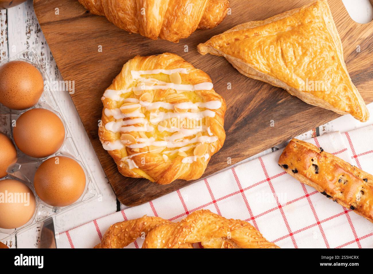 Vari tipi di pane e uova su un panno bianco rosso. Messa a fuoco selettiva. Foto Stock