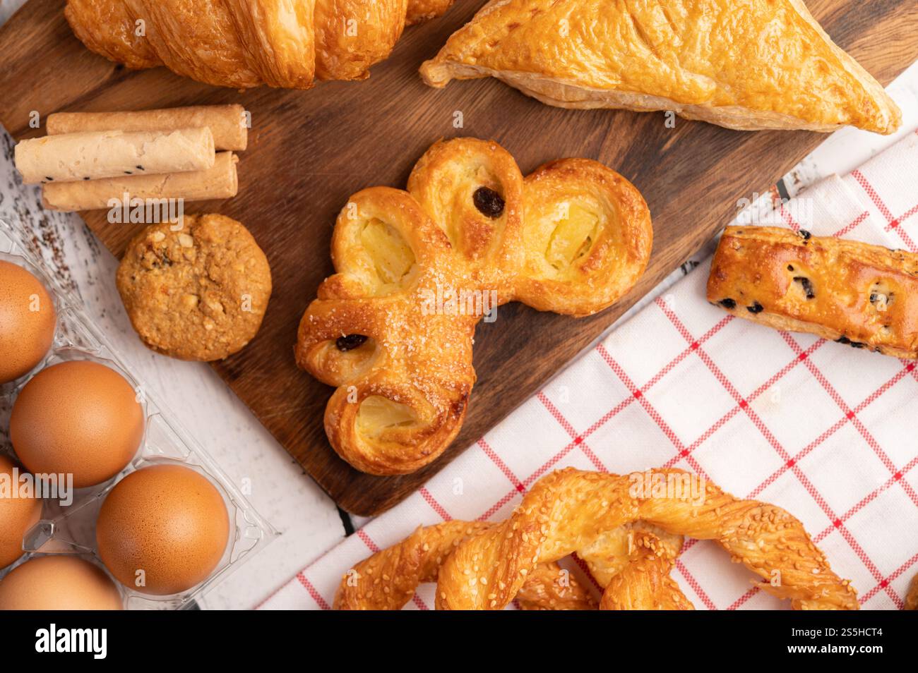 Vari tipi di pane e uova su un panno bianco rosso. Messa a fuoco selettiva. Foto Stock