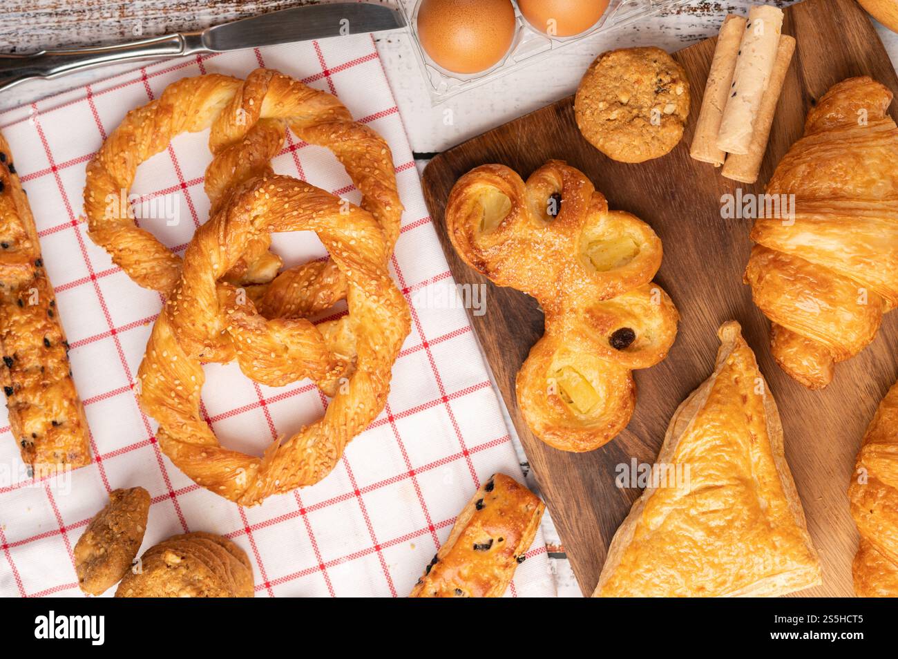 Vari tipi di pane su un panno bianco rosso. Vista dall'alto. Foto Stock