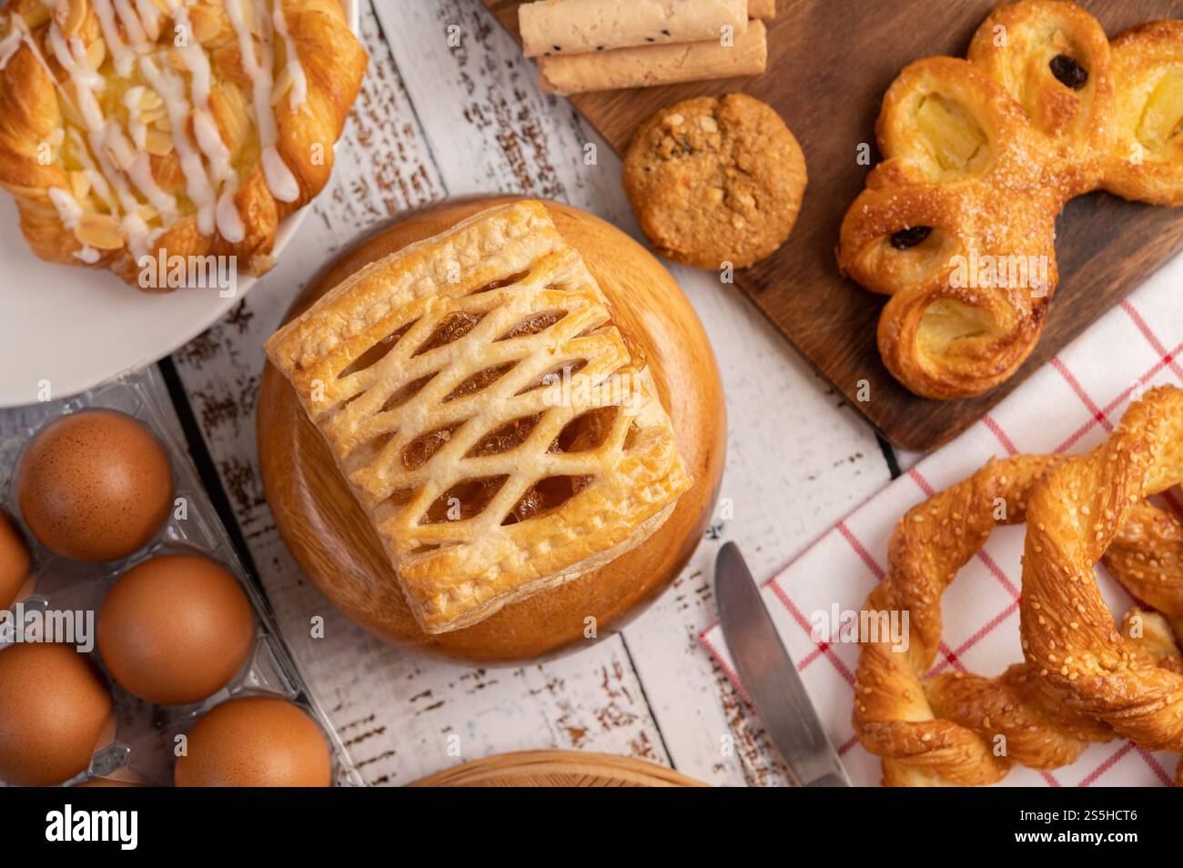 Vari tipi di pane e uova su un panno bianco rosso. Messa a fuoco selettiva. Foto Stock