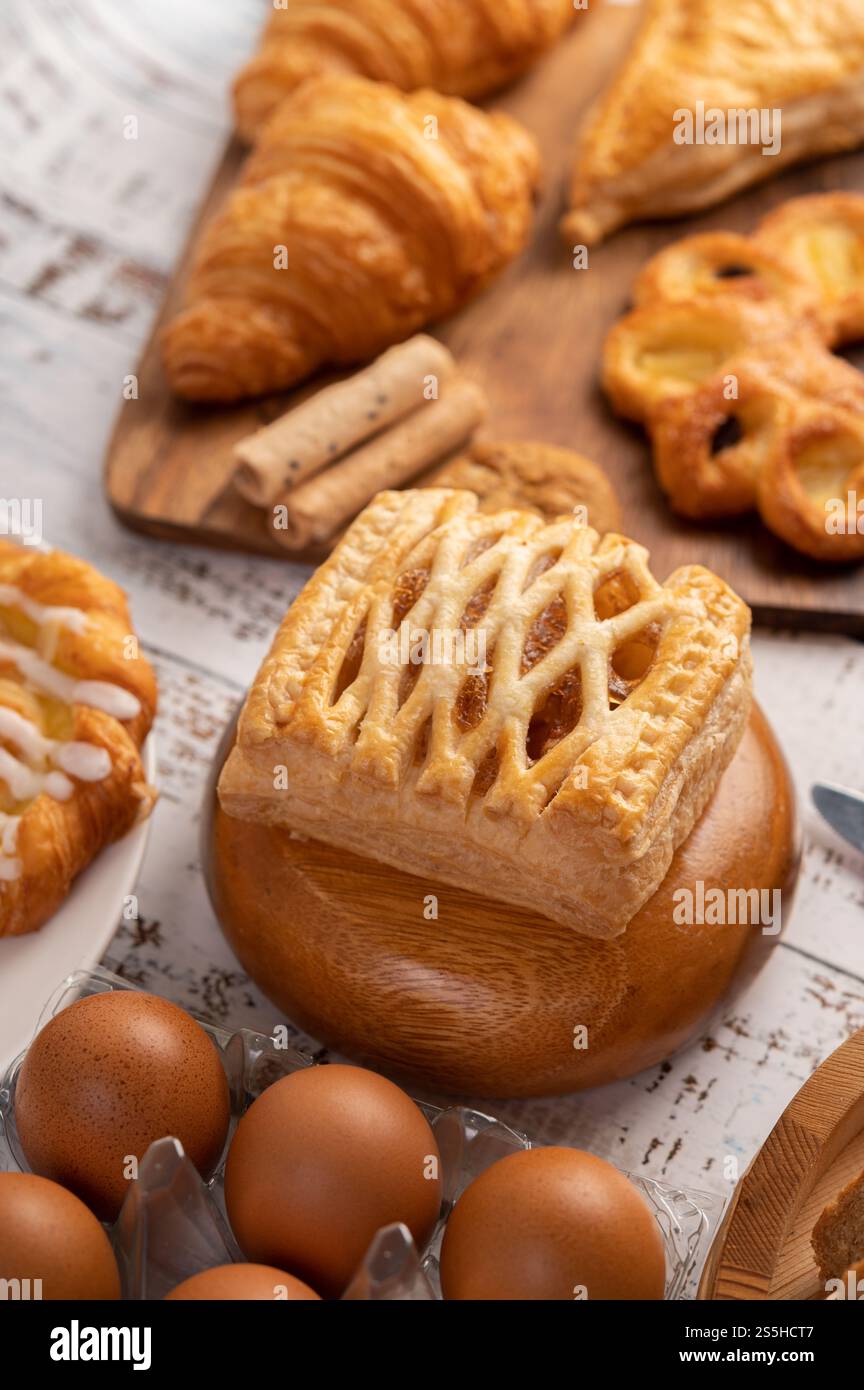 Vari tipi di pane e uova su un panno bianco rosso. Messa a fuoco selettiva. Foto Stock