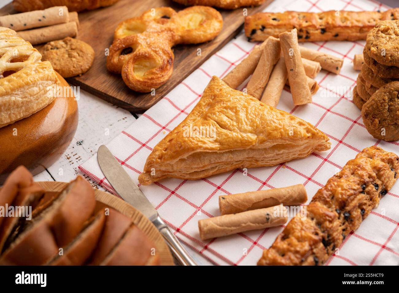 Vari tipi di pane su un panno bianco rosso. Messa a fuoco selettiva. Foto Stock