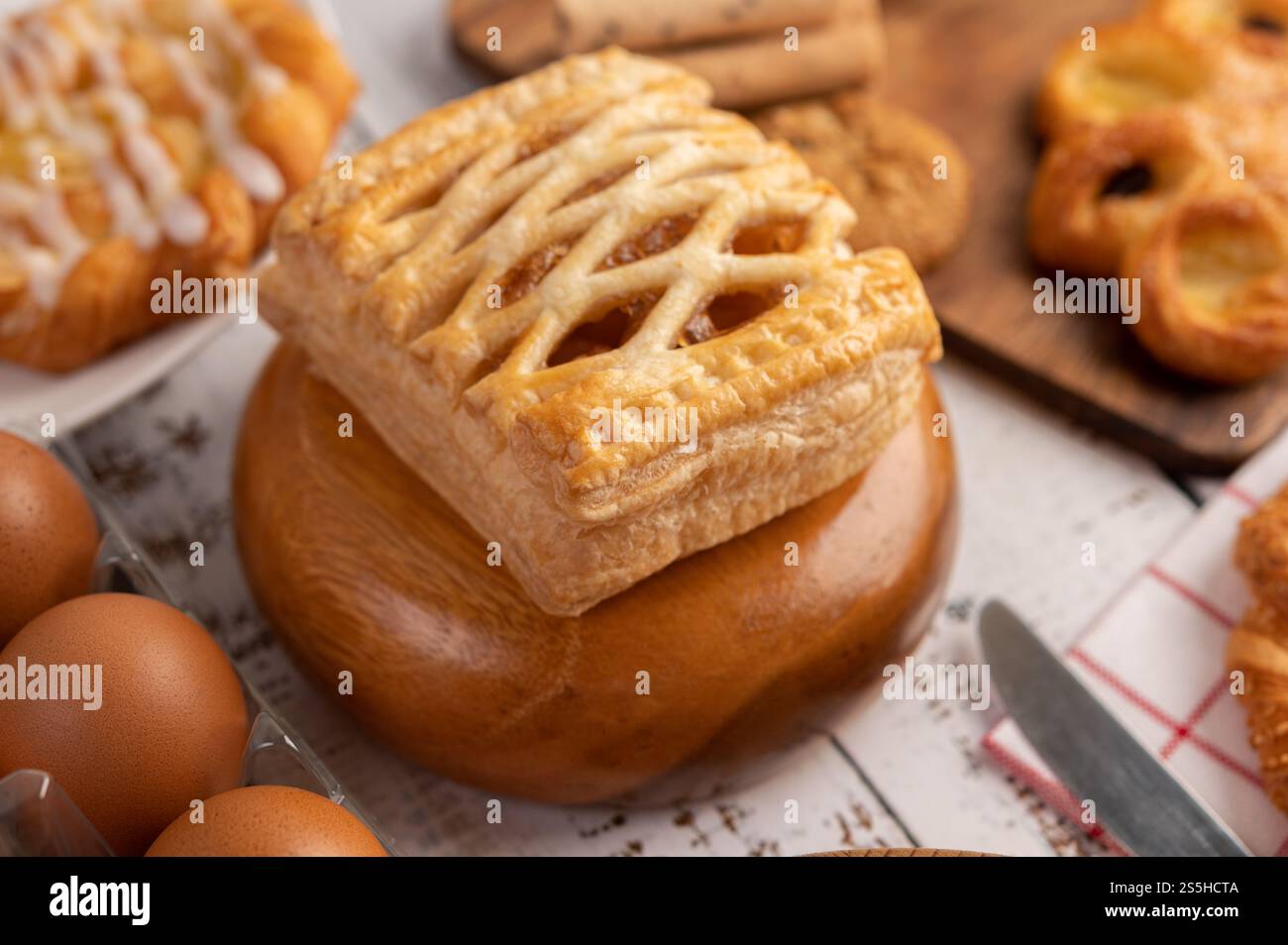 Vari tipi di pane e uova su un panno bianco rosso. Messa a fuoco selettiva. Foto Stock