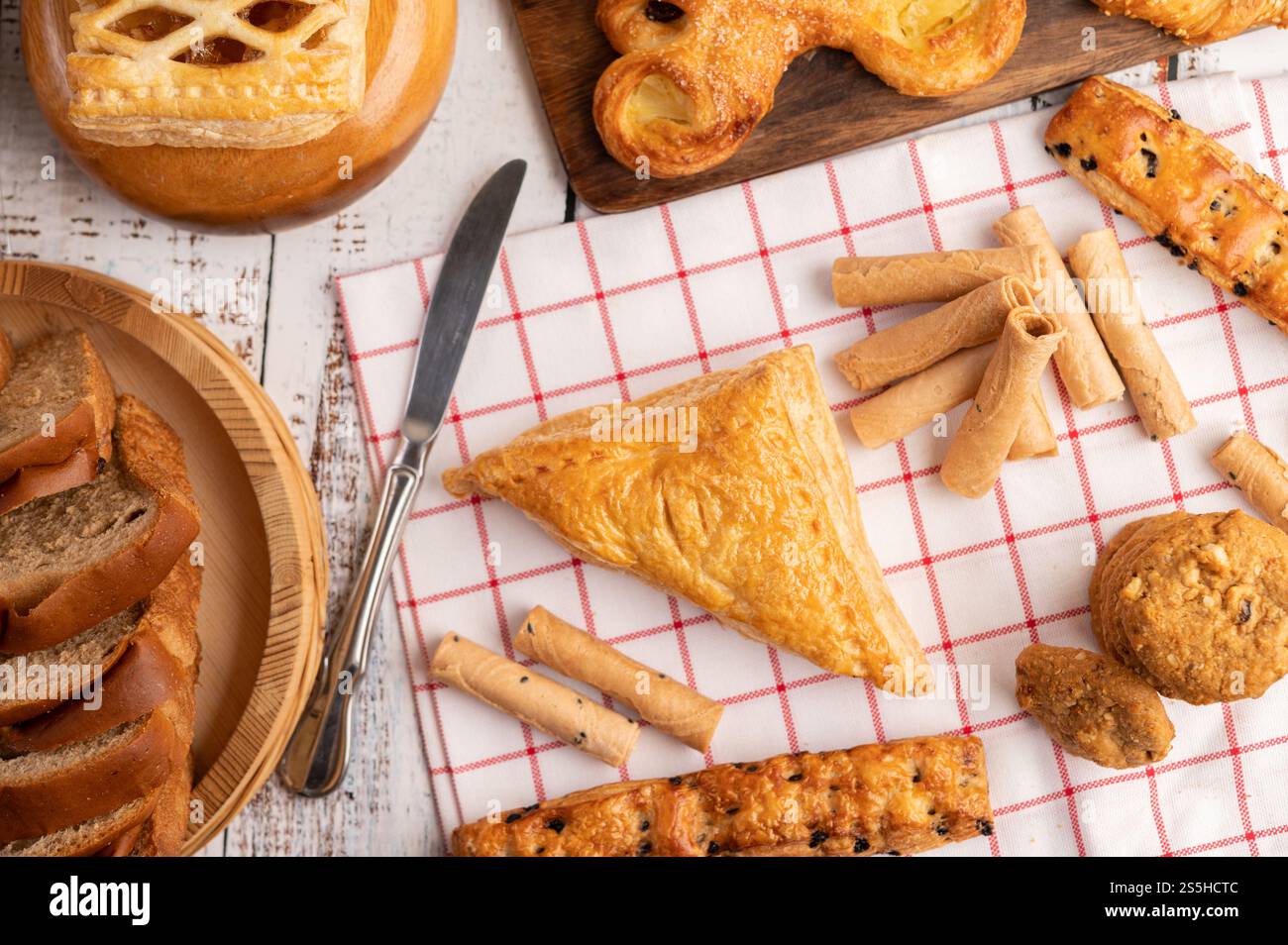 Vari tipi di pane su un panno bianco rosso. Vista dall'alto. Foto Stock