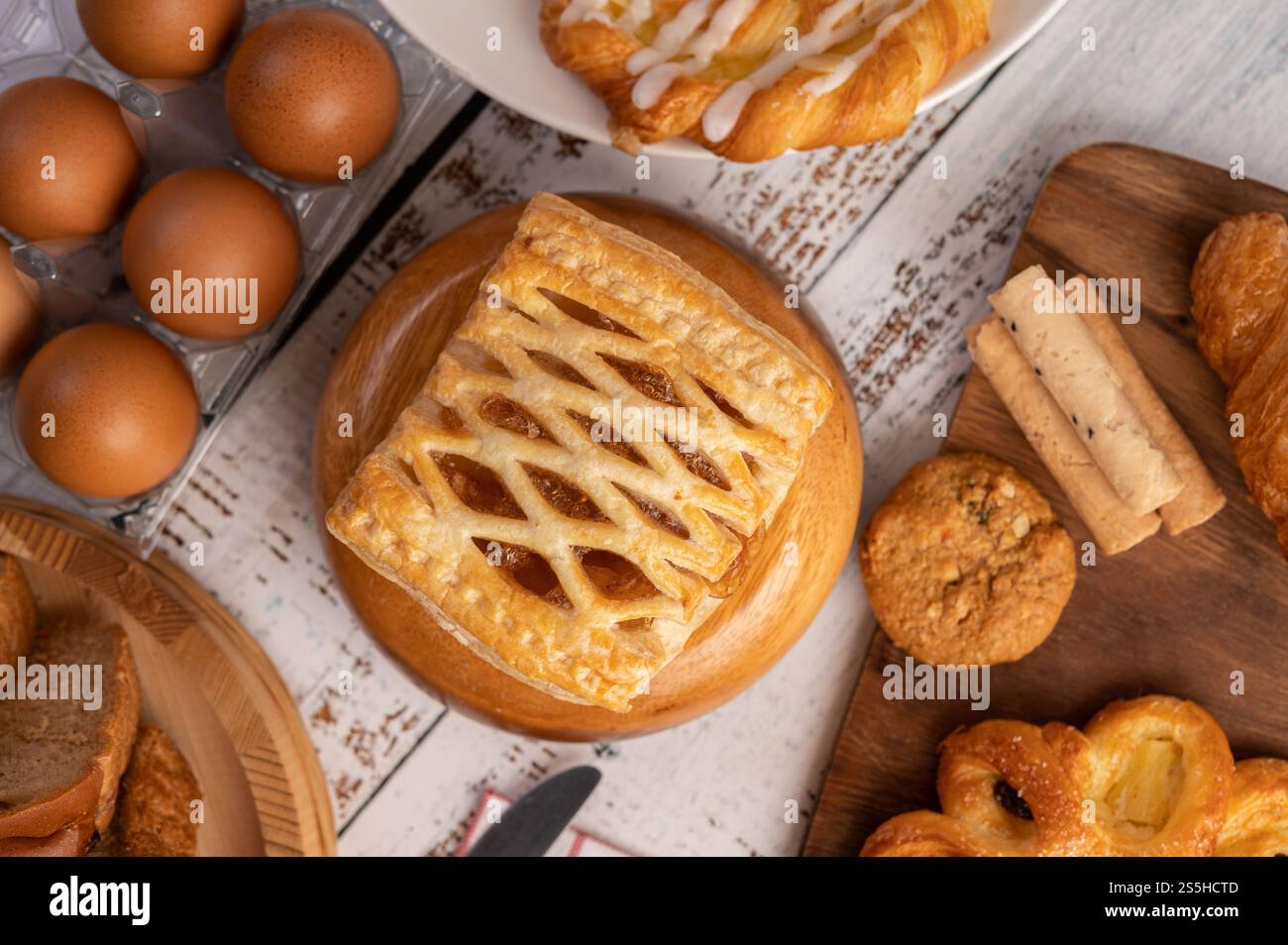 Vari tipi di pane e uova su un panno bianco rosso. Messa a fuoco selettiva. Foto Stock