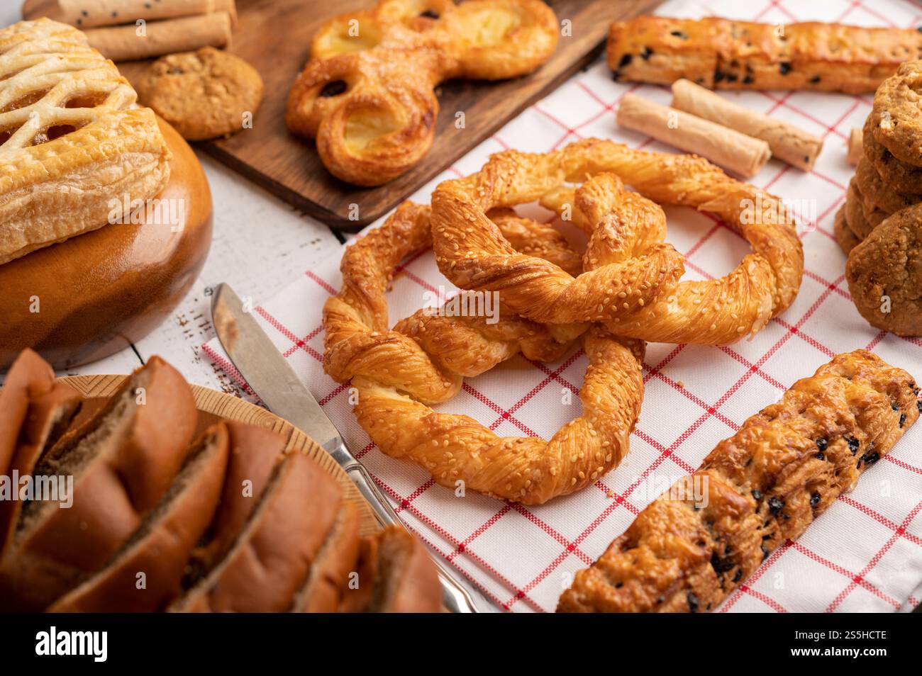 Vari tipi di pane su un panno bianco rosso. Messa a fuoco selettiva. Foto Stock