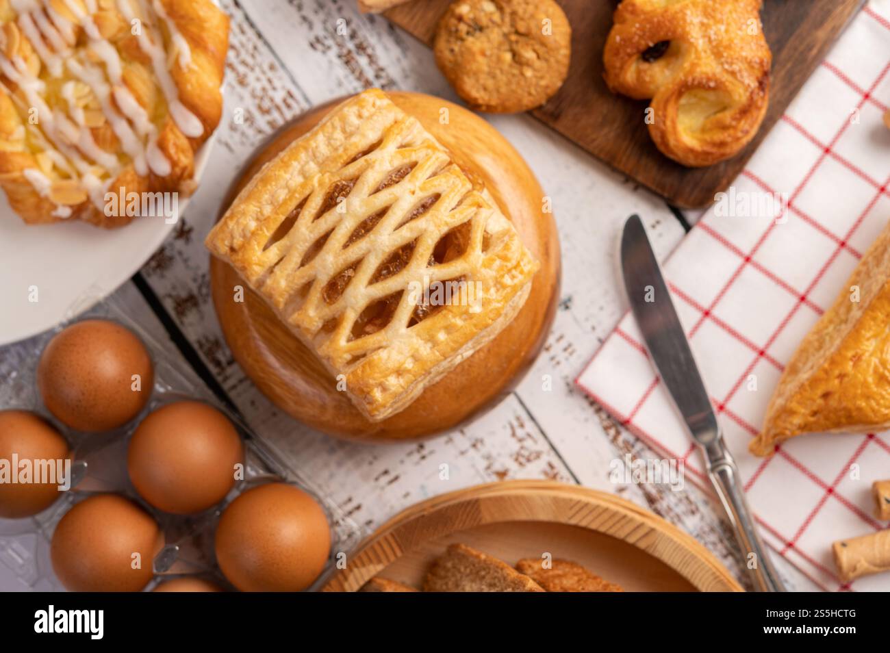 Vari tipi di pane e uova su un panno bianco rosso. Messa a fuoco selettiva. Foto Stock