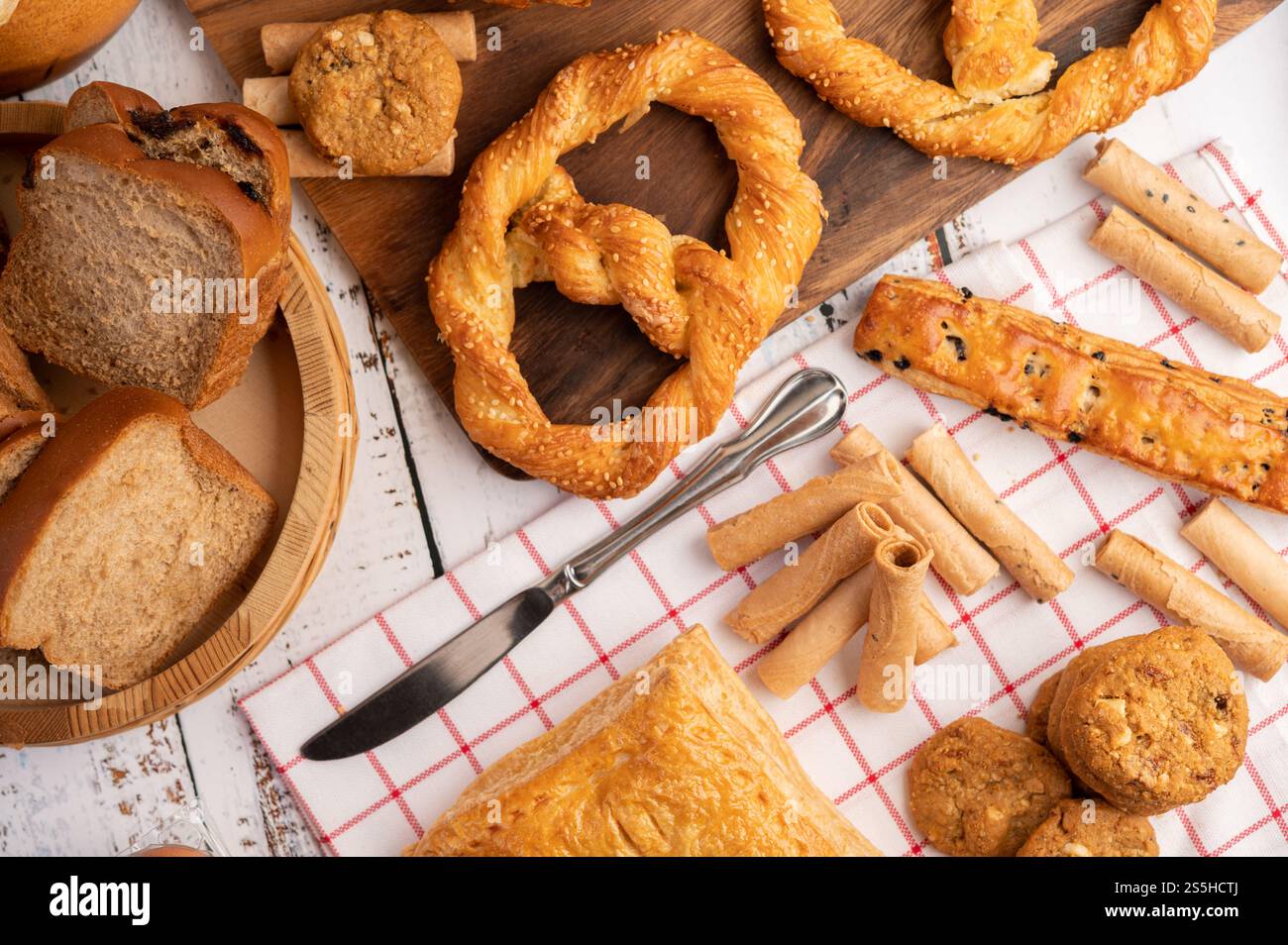 Vari tipi di pane su un panno bianco rosso. Vista dall'alto. Foto Stock