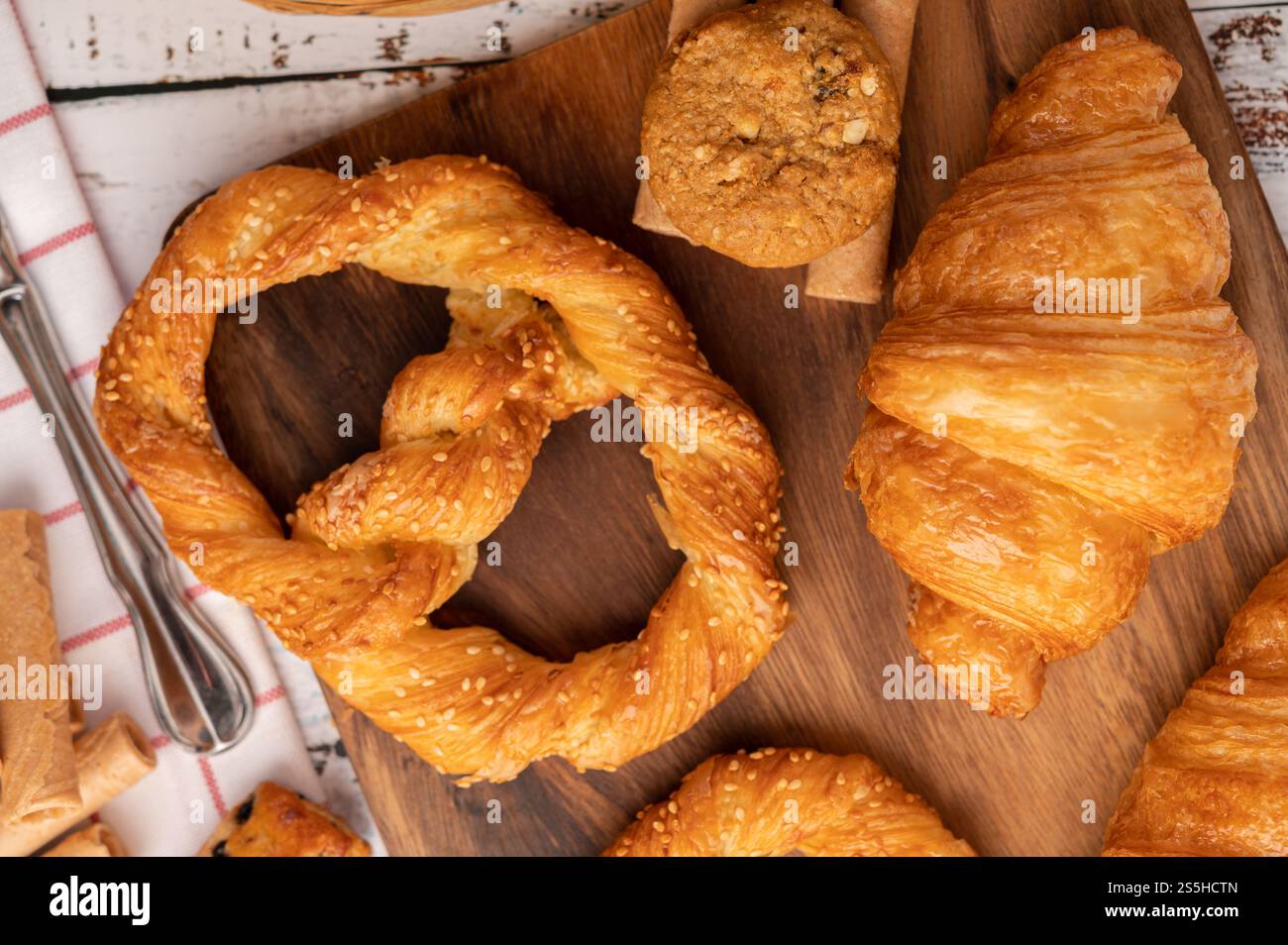 Vari tipi di pane su un panno bianco rosso. Vista dall'alto. Foto Stock
