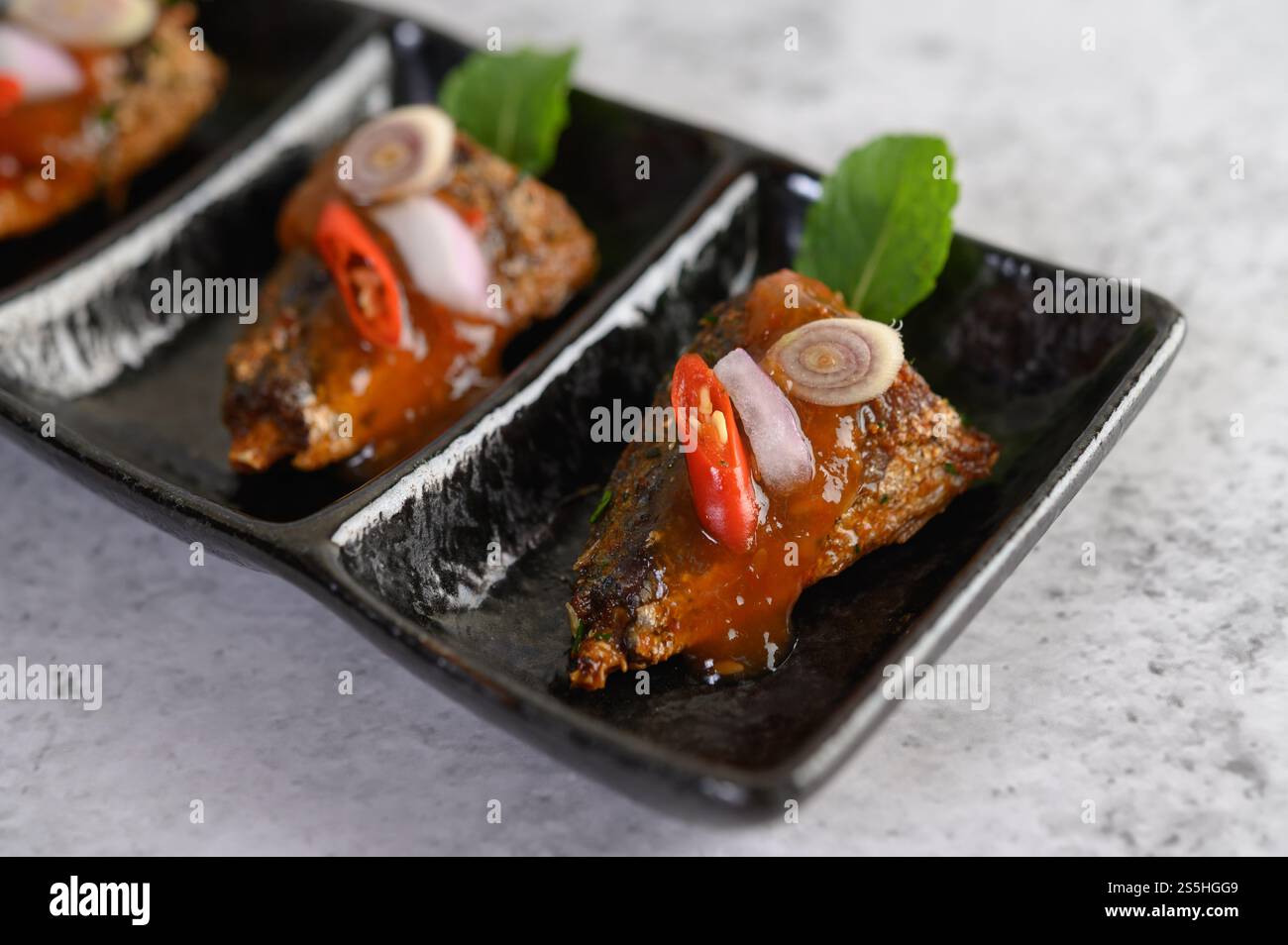 Primi piani con la sardina piccante nel vassoio di ceramica, spazio per le copie Foto Stock