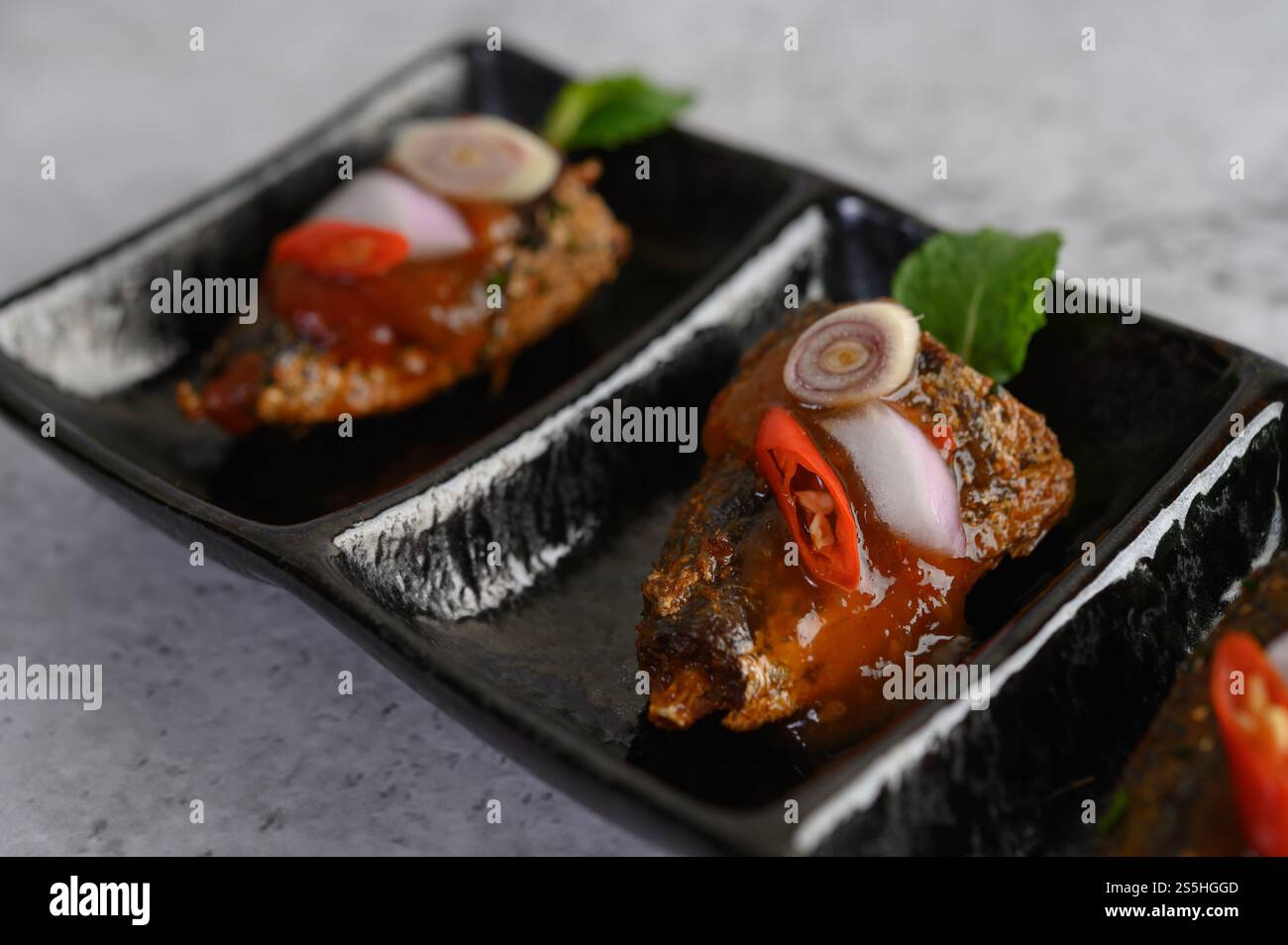 Primi piani con la sardina piccante nel vassoio di ceramica, spazio per le copie Foto Stock