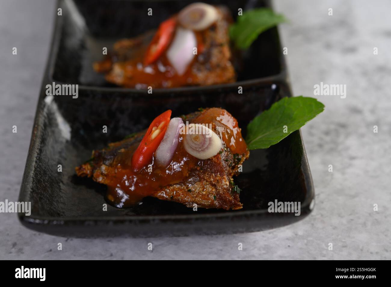 Primi piani con la sardina piccante nel vassoio di ceramica, spazio per le copie Foto Stock