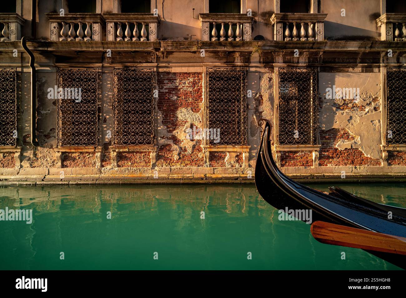 Gondola sul Canal grande a Venezia, Italia. Patrimonio dell'umanità dell'UNESCO, regione Veneto, Italia, Europa. Foto Stock
