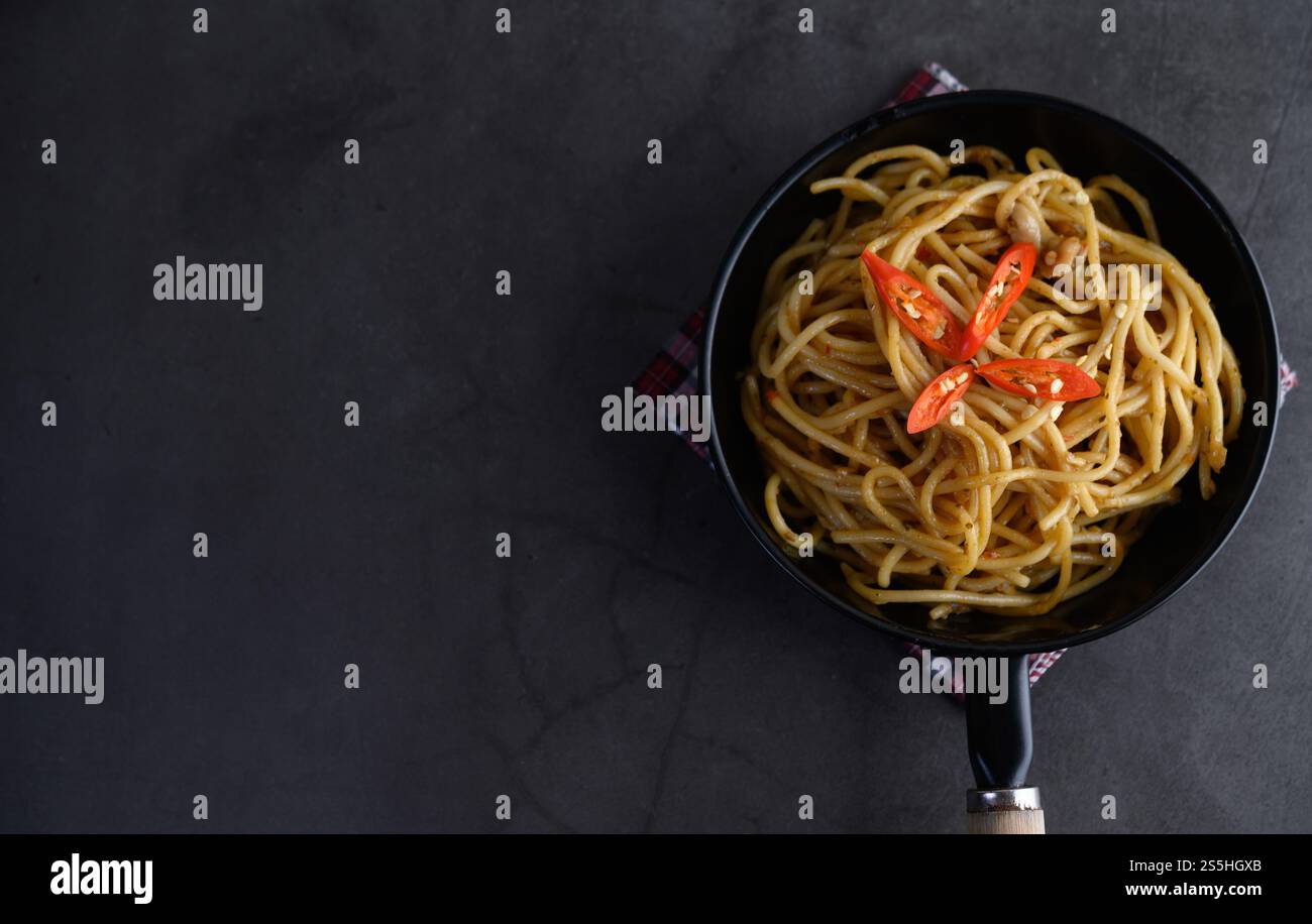spaghetti italiani con salsa di pomodoro Foto Stock