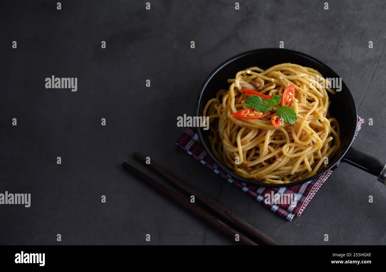 spaghetti italiani con salsa di pomodoro Foto Stock