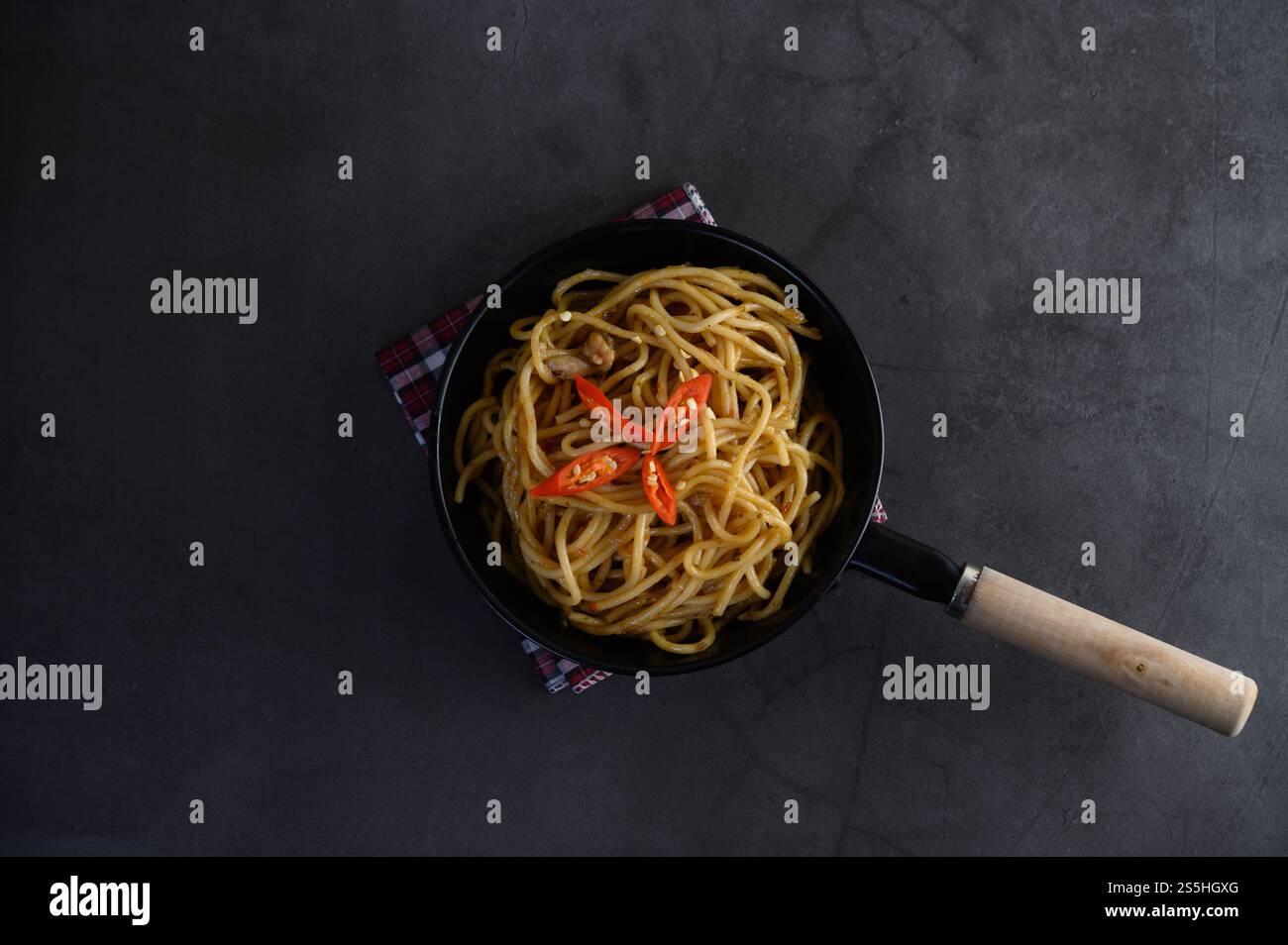 spaghetti italiani con salsa di pomodoro Foto Stock