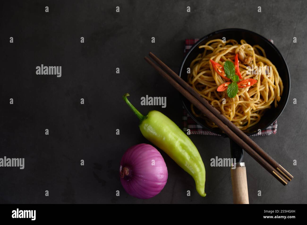 spaghetti italiani con salsa di pomodoro Foto Stock