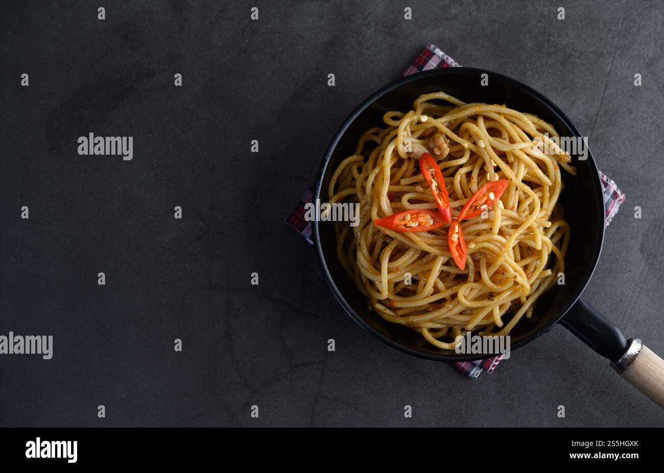 spaghetti italiani con salsa di pomodoro Foto Stock