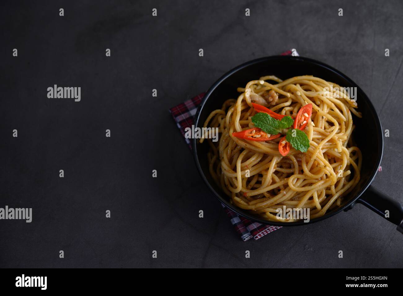 spaghetti italiani con salsa di pomodoro Foto Stock