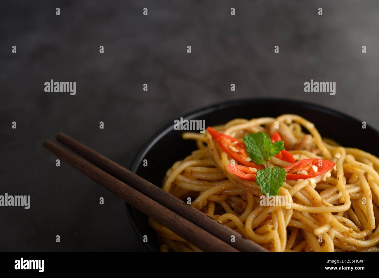 spaghetti italiani con salsa di pomodoro Foto Stock