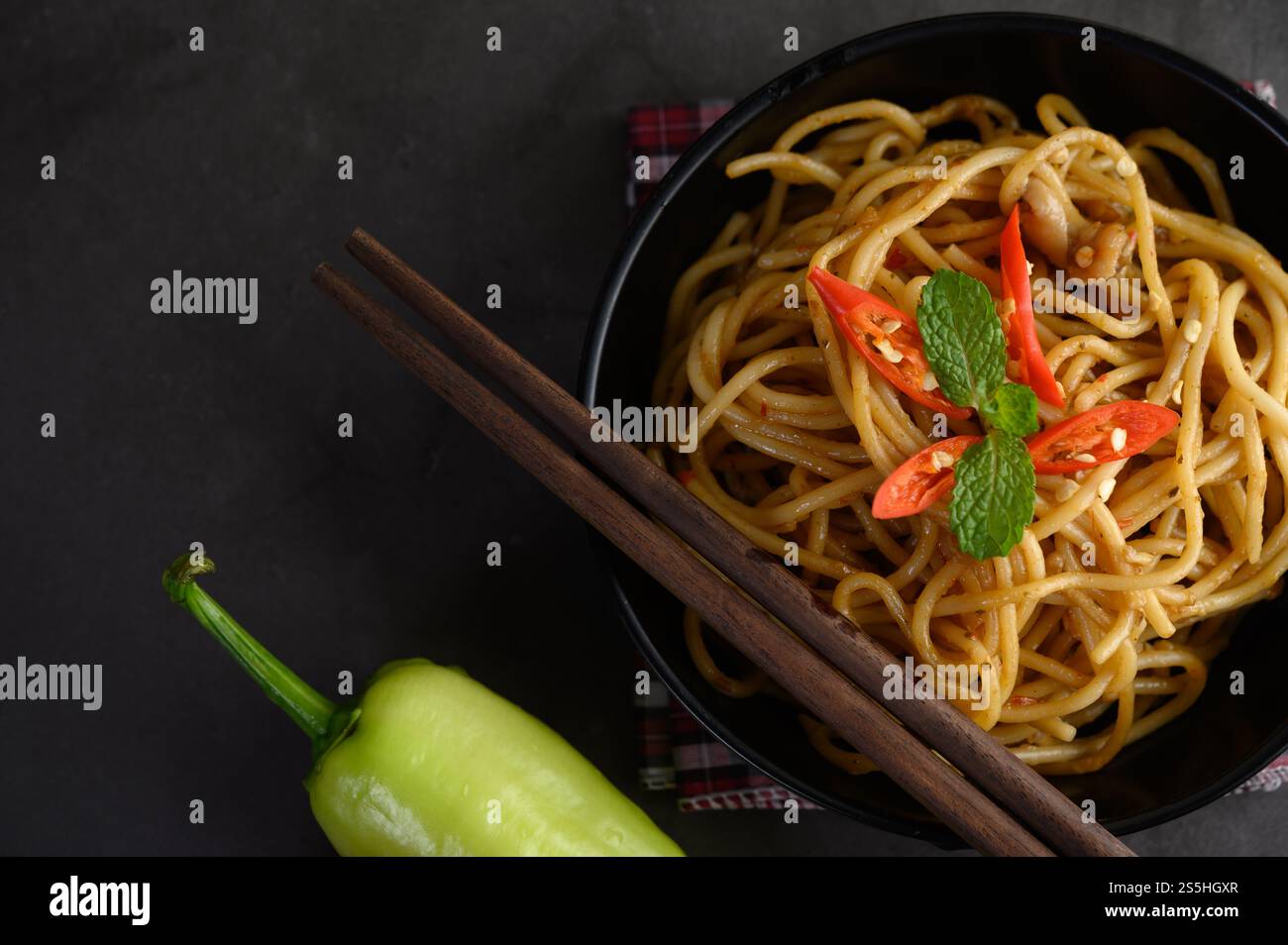 spaghetti italiani con salsa di pomodoro Foto Stock