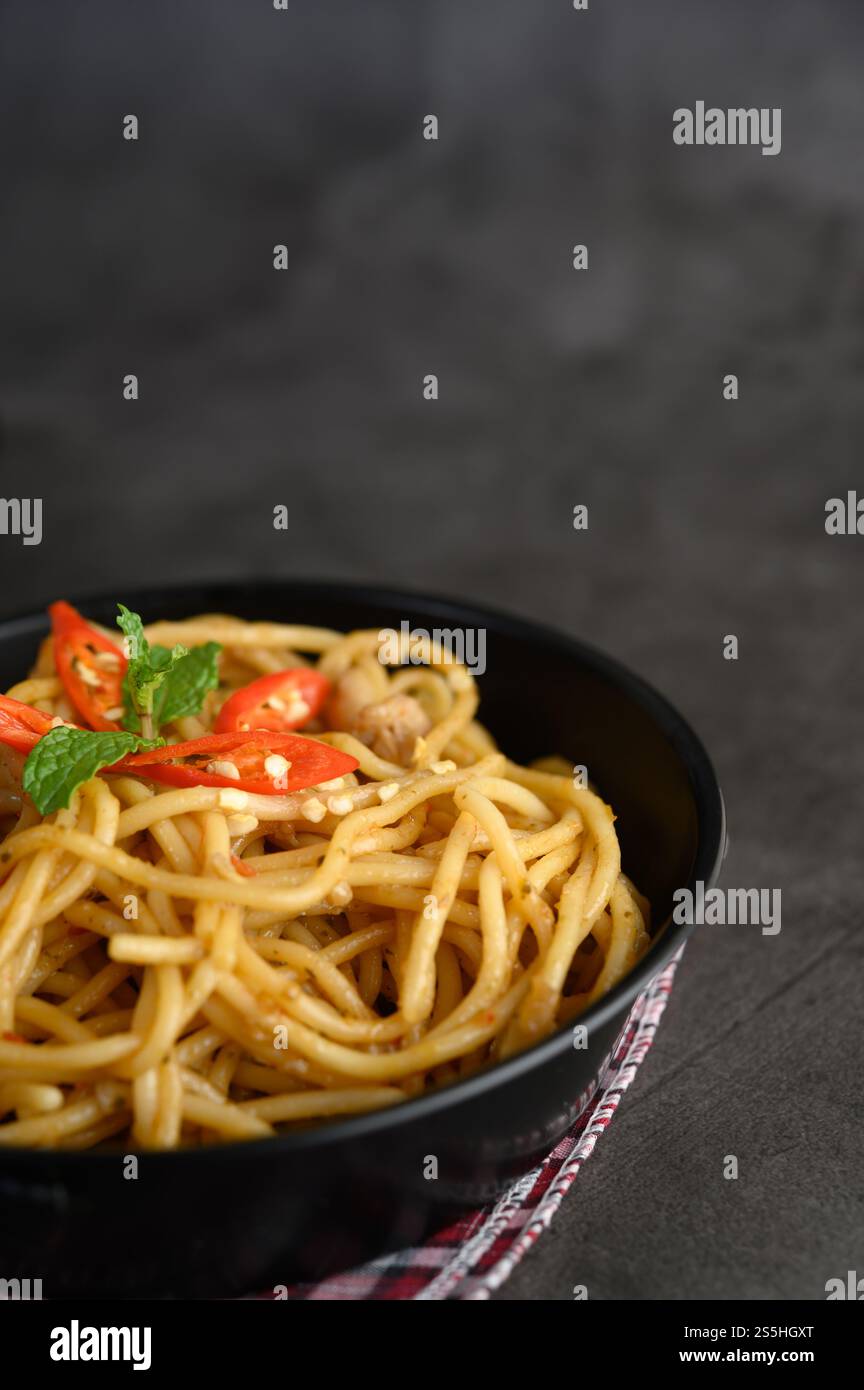 spaghetti italiani con salsa di pomodoro Foto Stock